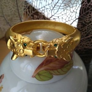 VINTAGE Brushed Gold Emerald Green Crystal Eyes Dbl Leopard Head Hinge Bracelet